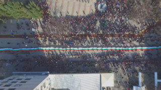 Хиляди пренасят най-дългото знаме у нас