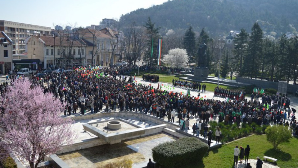 Кръшно хоро и балони в небето за 3-ти март във Враца | StandartNews.com