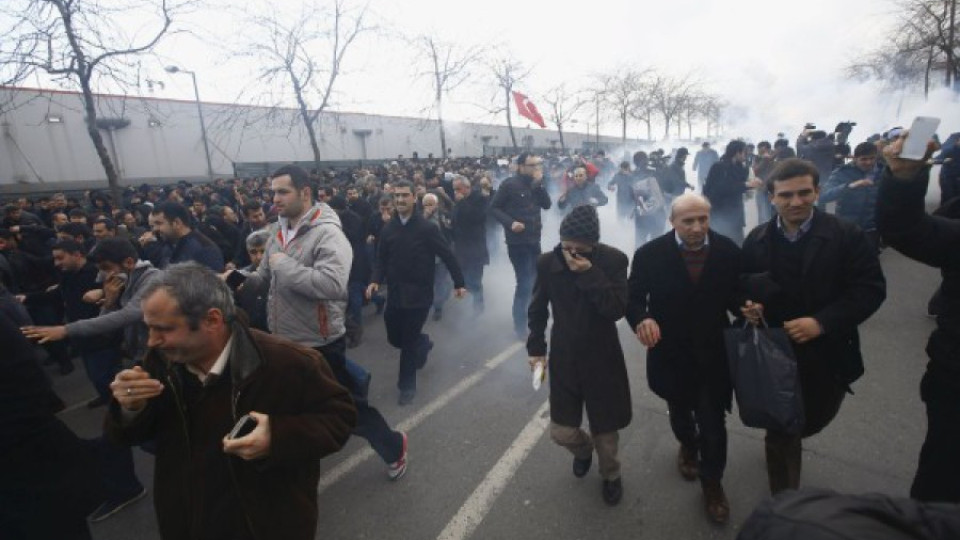 Турската полиция се окопа в редакцията на „Заман"  | StandartNews.com
