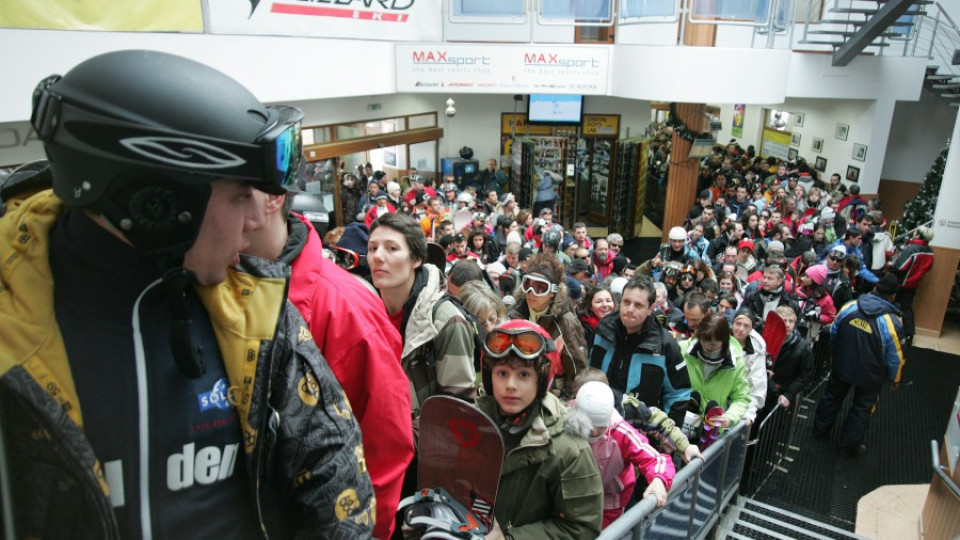 10 000 висяха на опашка пред лифта в Банско | StandartNews.com