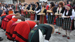 Момичета и жени тренират за кушиите в с. Бачево