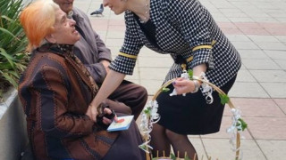 Депутатка раздаде писани пожелания на жени от Монтана