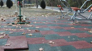 Деца разрушиха детска площадка (ВИДЕО)