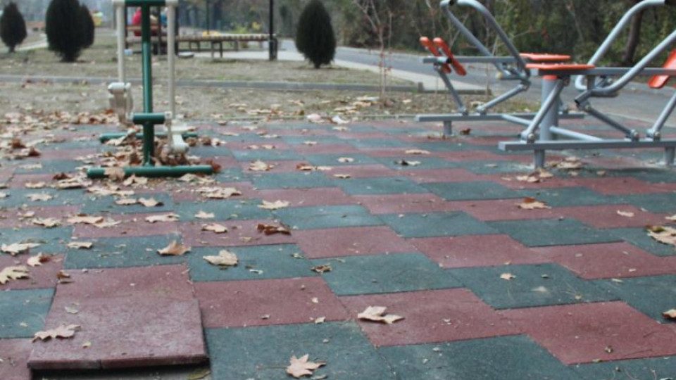 Деца разрушиха детска площадка (ВИДЕО) | StandartNews.com