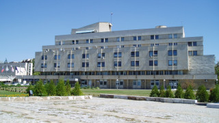 Белият кораб светна в бяло, зелено и червено     