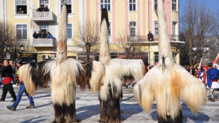 Чужденци пълнят наше село заради кукери