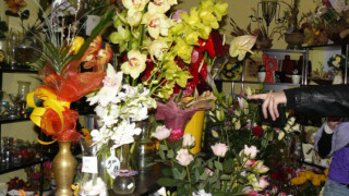 Данъчни опразват каси на търговци на цветя