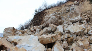 Свлачище затвори пътя за България между Кочани и Делчево