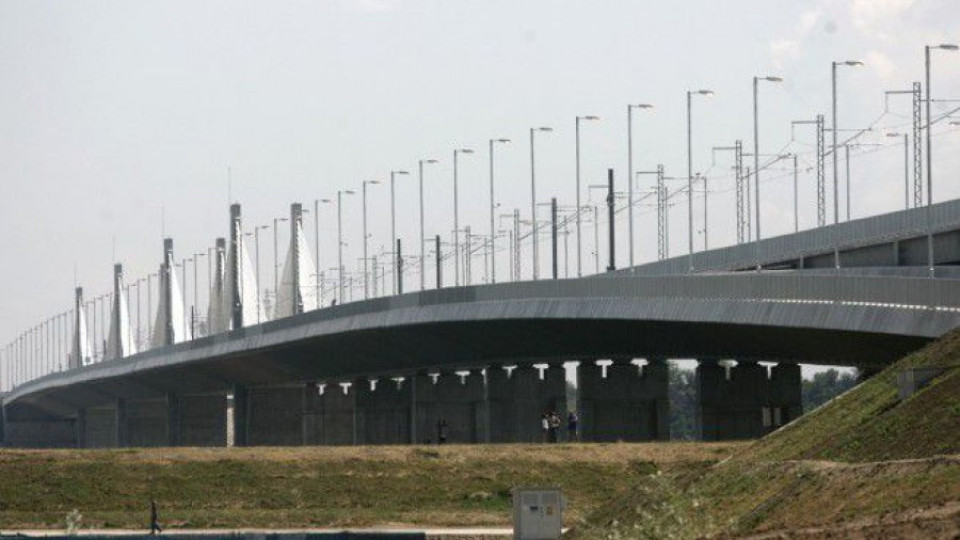 Километрична опашка от камиони на Дунав мост 2 при Видин | StandartNews.com