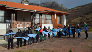Ученици яхват магаре на лагер в Балкана