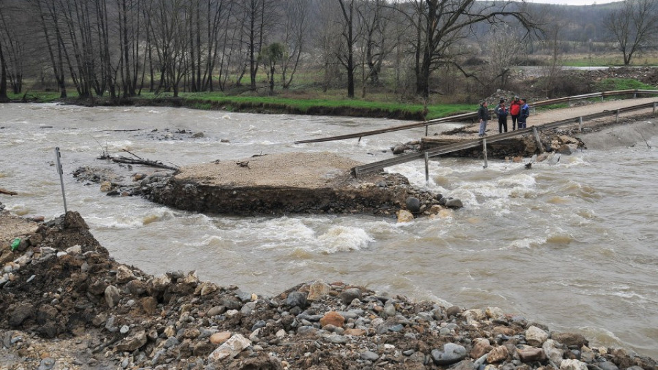 Отнесен мост прекъсна връзката Монтана – Берковица | StandartNews.com