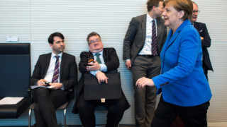  Австрия зове Меркел да сложи таван за бежанците