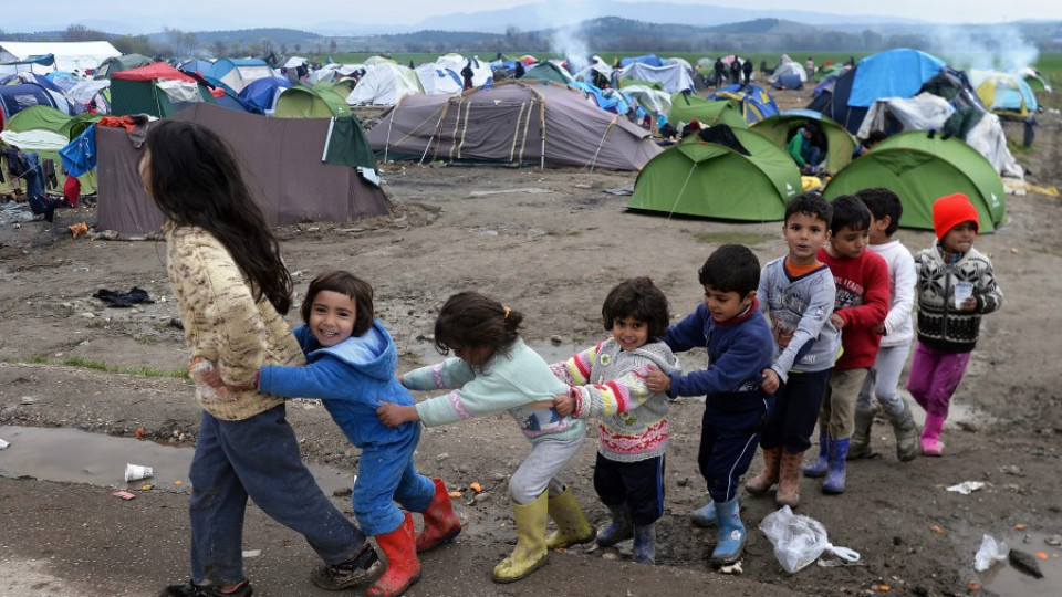 Бежанците тръгват през България | StandartNews.com