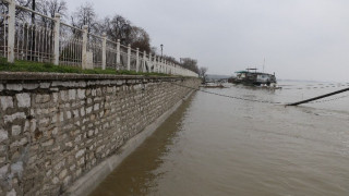 Дунав падна под 7 метра, махат стражите