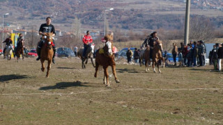 Чувал с храна за най-бързите и най-силни коне в Симитли