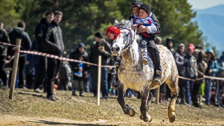 Амазонки засрамиха мъжете на кушията в село Бачево