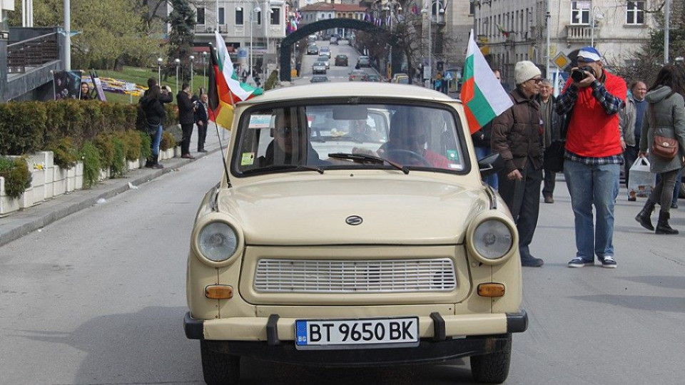Парад на трабанчетата под Царевец | StandartNews.com