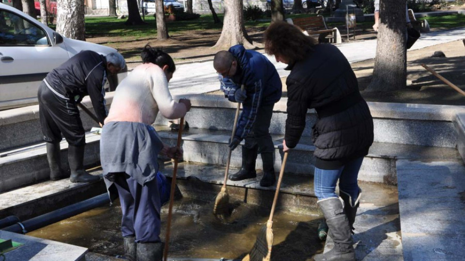 В Разлог запретнаха ръкави за уборка | StandartNews.com