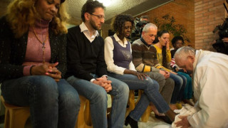 Франциск ще умие нозете на 12 бежанци