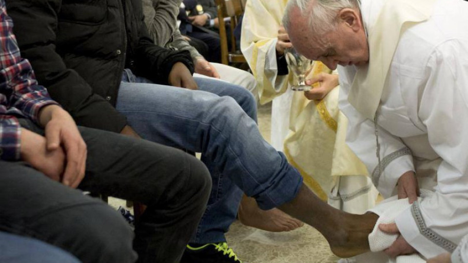 Папата уми нозете на бежанци от 4 вероизповедания | StandartNews.com