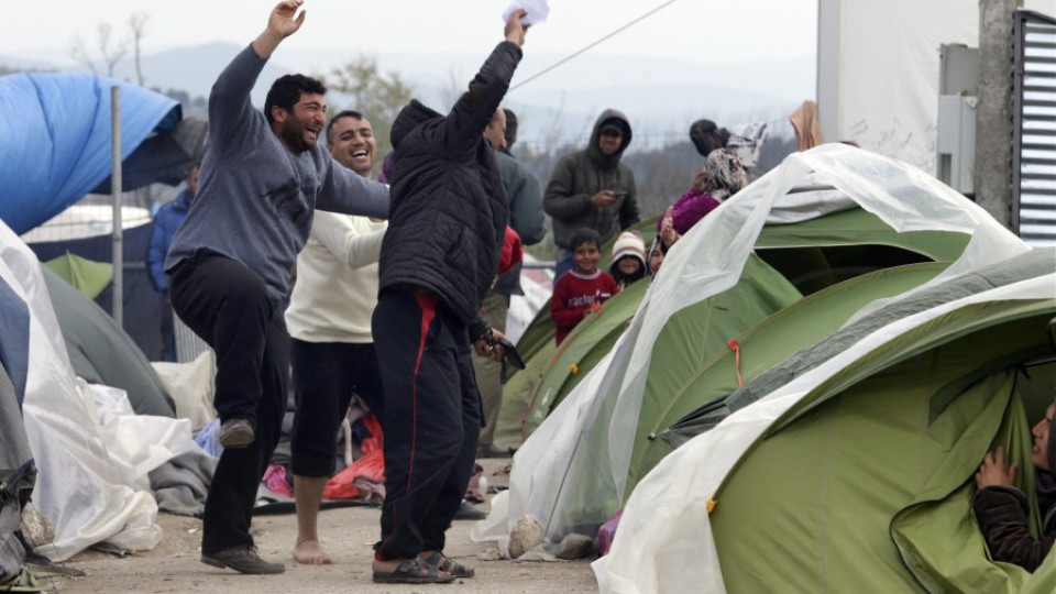 Гърция прибира 30 000 бежанци до 20 дни | StandartNews.com