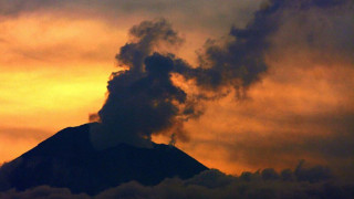 Зрелищно изригване на вулкана Попокатепетъл (ВИДЕО)