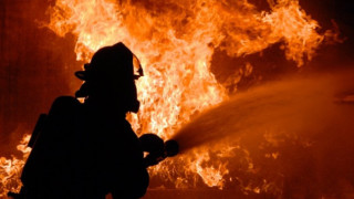 77-годишен с изгаряния след пожар в дома му