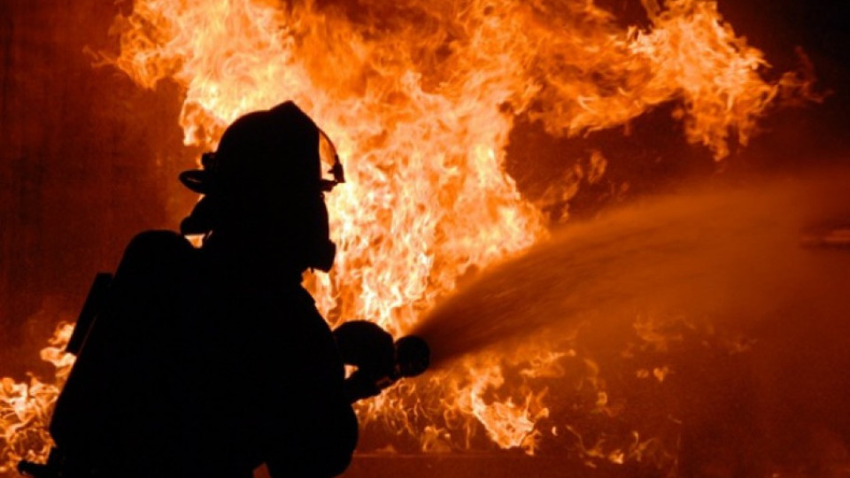 77-годишен с изгаряния след пожар в дома му | StandartNews.com