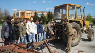 Гимназия събира бизнес и училища от цялата страна