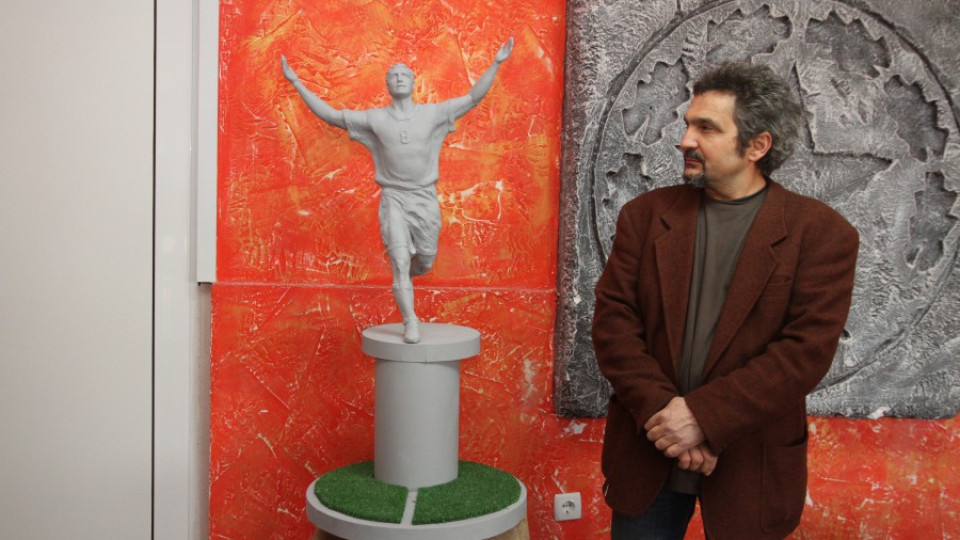 Статуята на Стоичков кацна на "Армията" | StandartNews.com