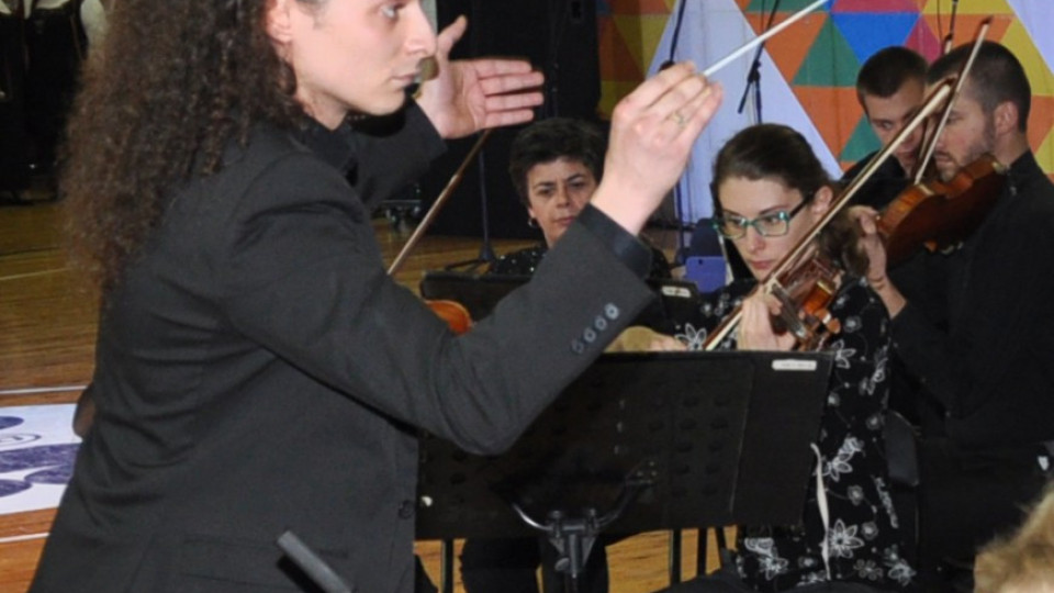 Млад диригент показва на деца цигулки и виоли | StandartNews.com