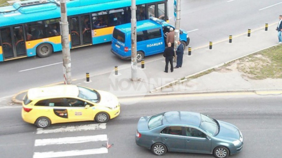 Автобус и кола се удариха на 4-ти километър | StandartNews.com
