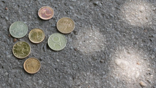 Тийнейджър глътна 1,60 лева на монети