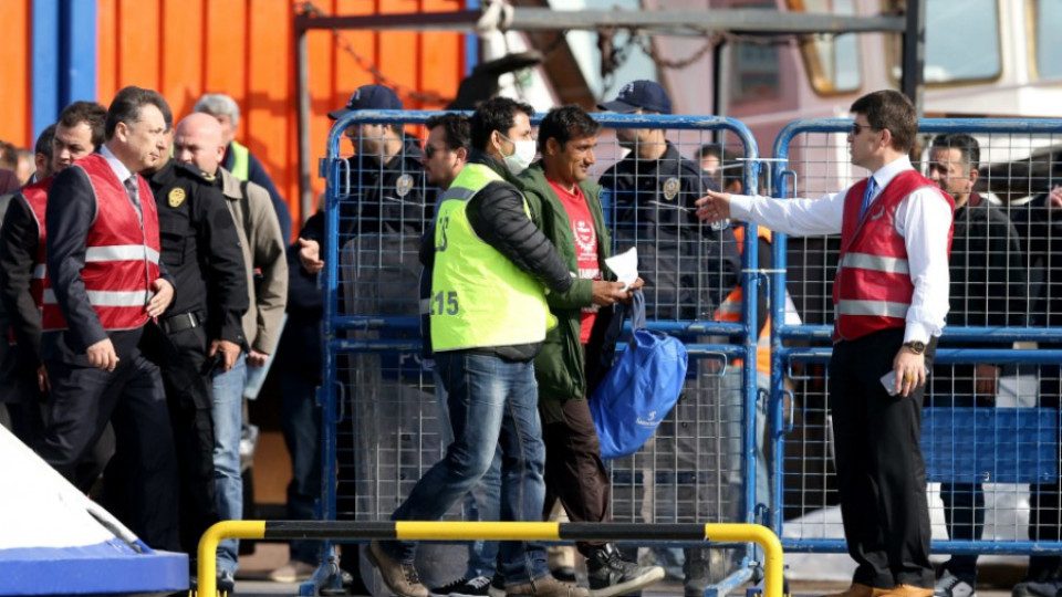 Гърция върна 200 бежанци в Турция (ОБЗОР) | StandartNews.com