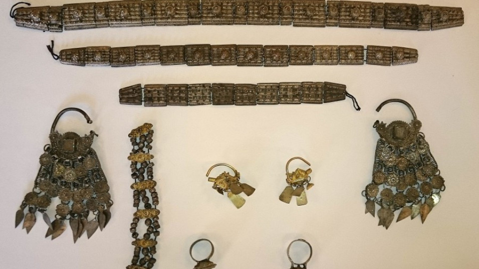Накити на красавица влязоха в НИМ | StandartNews.com