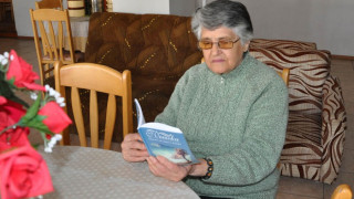 80-годишна баба с първа стихосбирка