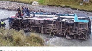 23 жертви след падане на автобус в река