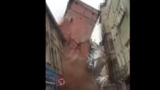 Пететажна сграда рухна в Истанбул (ВИДЕО)