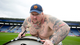 Гигант със 150 татуировки надъхва "Лестър" с тъпан