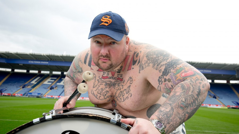 Гигант със 150 татуировки надъхва "Лестър" с тъпан | StandartNews.com