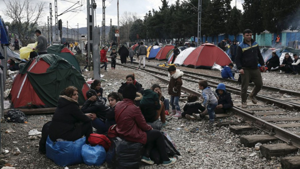 Мигранти подпалиха влак край Идомени | StandartNews.com