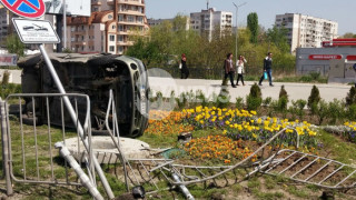 Кола прелетя през мантинела в София
