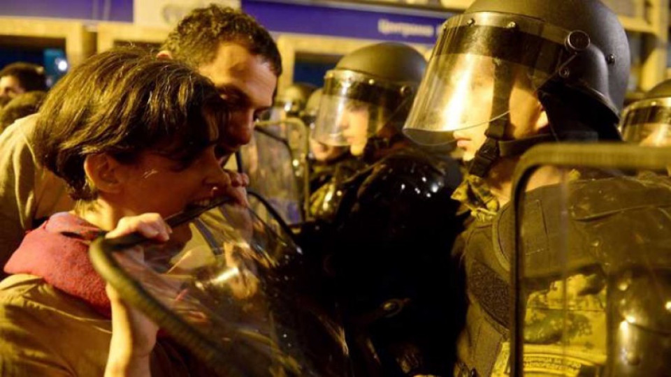 Протестиращи превзеха президентството в Скопие | StandartNews.com