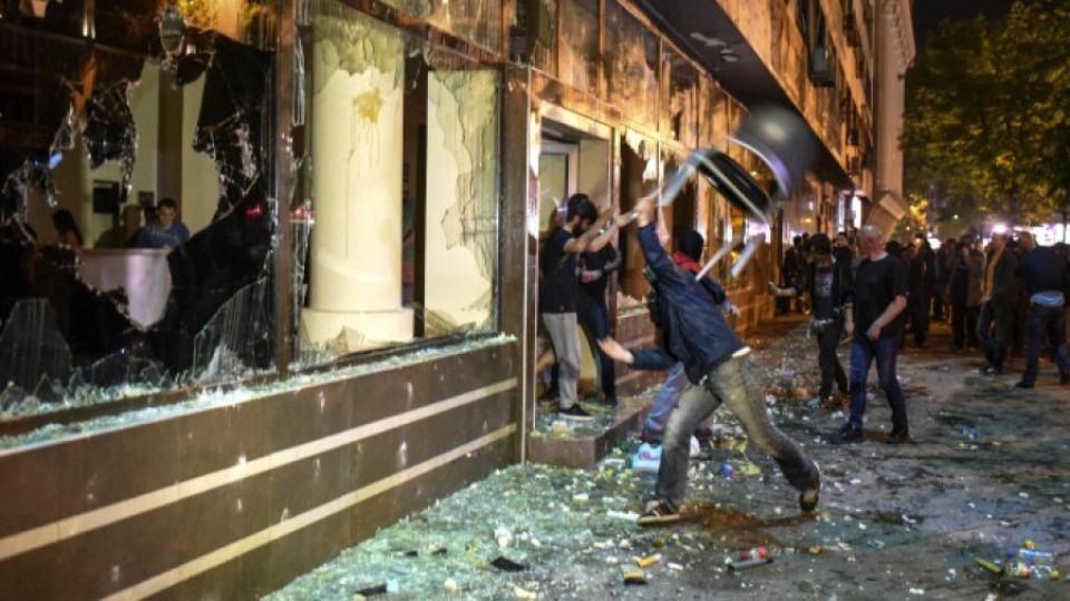 Задържани и ранени след погрома в Скопие (ВИДЕО) | StandartNews.com