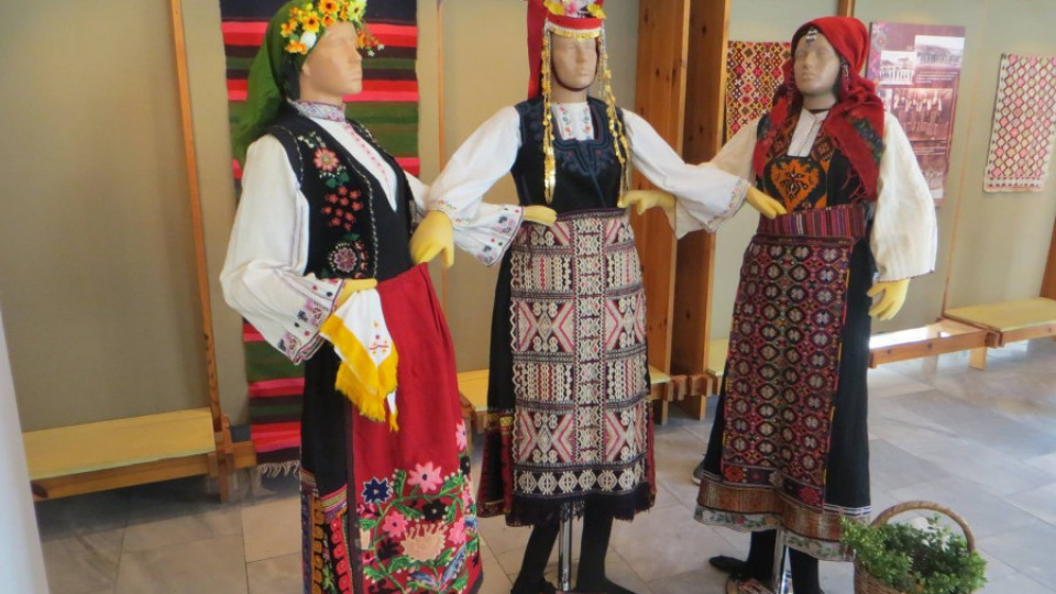 Банскалии и туристи се дивят на носии от Ямболско | StandartNews.com