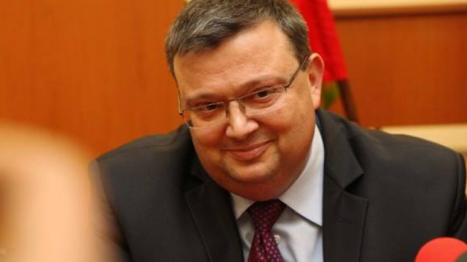 Цацаров иска тълкуване на спорни казуси при ПТП | StandartNews.com