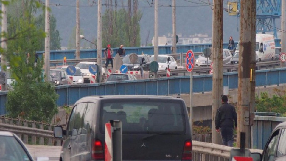 Километрични задръствания по Аспарухов мост | StandartNews.com