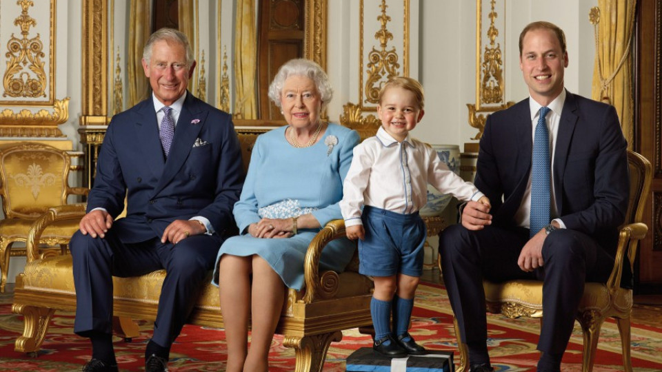 Кралицата празнува ЧРД сред народа | StandartNews.com