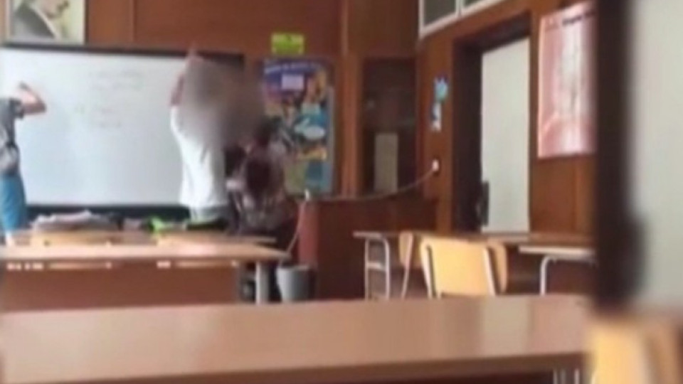 Ученици се самонаказват за гавра с учителка (ОБЗОР) | StandartNews.com