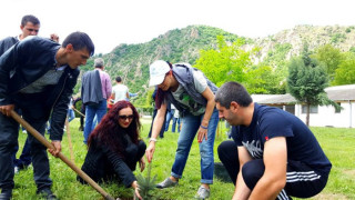 Младежи от ГЕРБ засадиха дървета край храма на Ванга